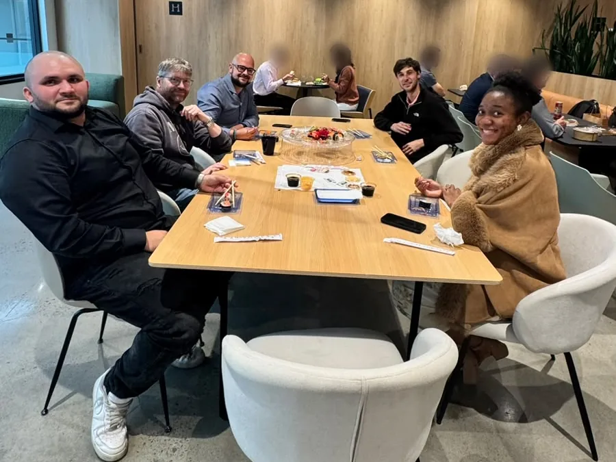 L'équipe d'Ékole autour d'une table, pendant la pause du midi du hackathon.