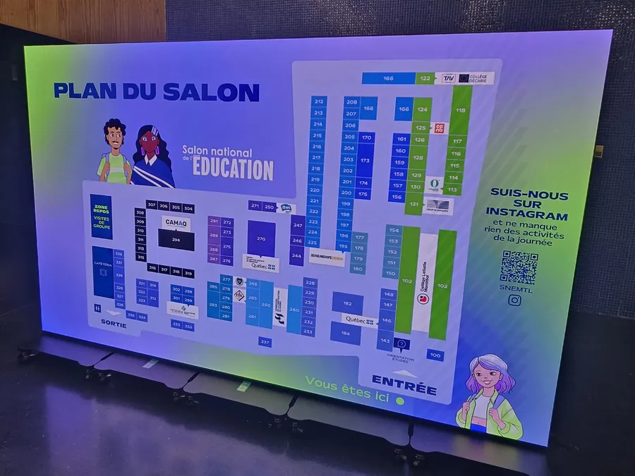 Écran géant affichant le plan du Salon national de l'éducation, avec les numéros des kiosques.